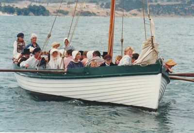 The November 1977 150th re-enactment of the Fencible and early settler landing at Cockle Bay. Photograph shows the 'settlers; arriving in a boat.; Eastern Courier; November 1977; P2021.93.01
