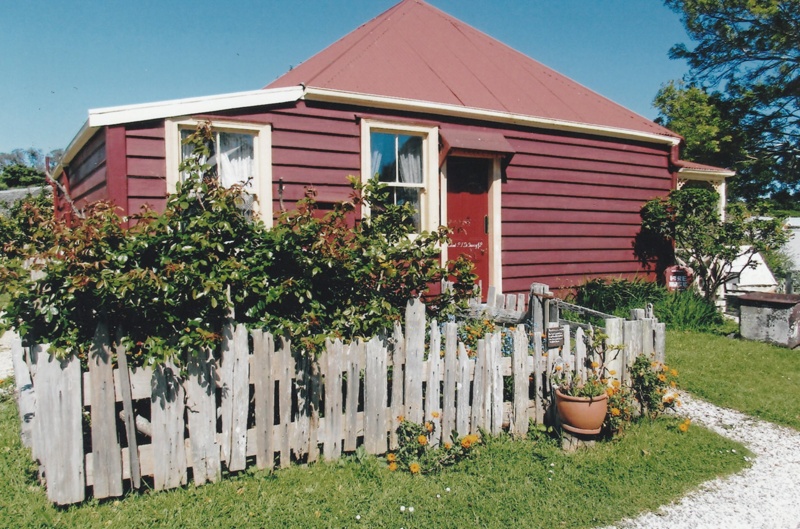 Side view of Colonel de Quincey's Cottage in Howick Historical Village ...