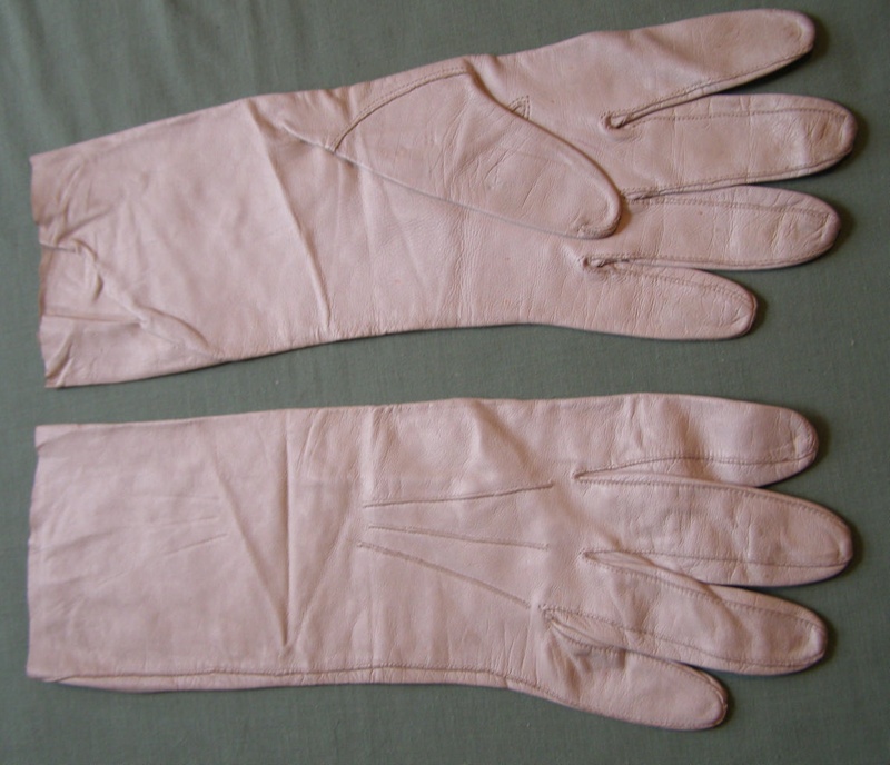 Gloves; 1940-1950; T2016.590.1.2 | eHive