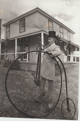 Horst Stunzer and penny farthing at Bell House.; Auckland Star (Harold Paton); 20/11/1976; 2018.057.54
