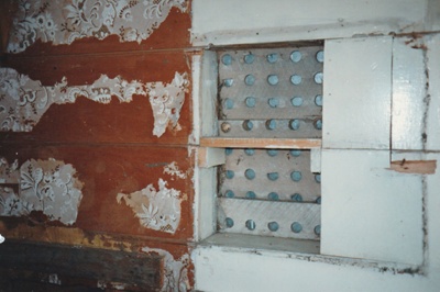A food safe in White's Homestead in Glenmore Road, Pakuranga prior to its removal to Howick Historical Village.; La Roche, Alan; 1995; P2021.64.03