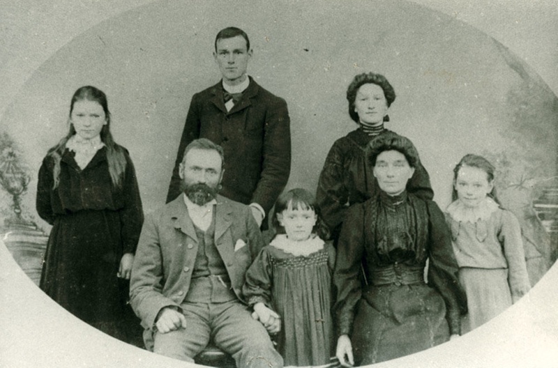 Photograph [Dutton Family]; [?]; [?]; 2010.723 Owaka Museum and