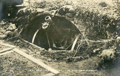 Photograph [N.Z. Howitzer Battery, the Gun Emplacement]; [?]; [?]; CT80.1408d2