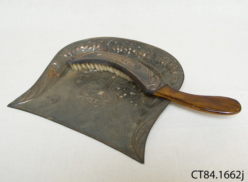 Dustpan and brush; [?]; [?]; CT84.1662j on NZ Museums