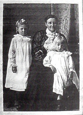 Mary Tate Wharfe and daughters.; 16-294