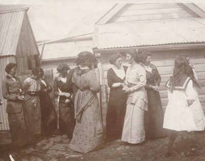 Ladies at Wharfe's home at Tara.; 17-127 