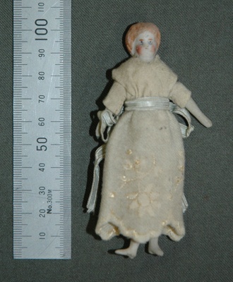 Small girl doll ; 1840 - 1841; 74/350/2 | eHive