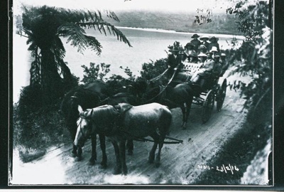 Horse coach with tourists, 23/02/1914, GP-100