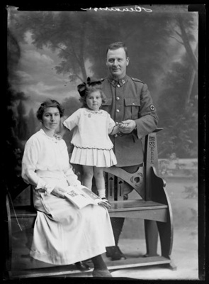 Group portrait of an unidentified soldier, an unidentified woman and an unidentified girl [inscribed Henderson]
; Berry & Co; 1914-1919; B.046481