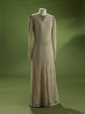 Wedding dress; 1937; 1986/184/10