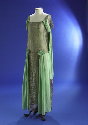 Evening dress; green silk with silver mesh; 1920s; 1985/166/2
