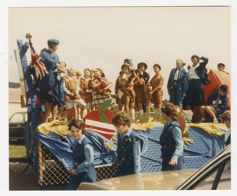 Photograph, Guides & Brownies float in a parade 1986.