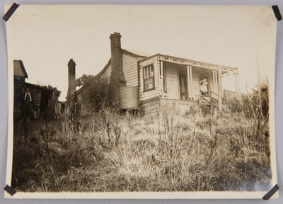 Photograph, Cottage; Unknown photographer; 1948-1962; RI.P0000.110