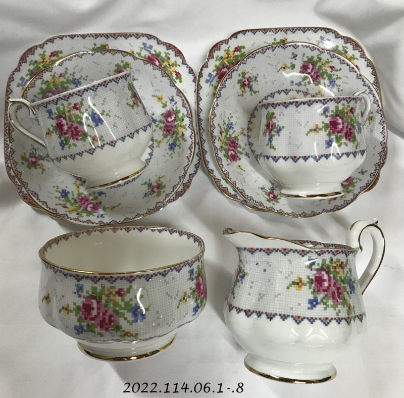 China Tea Set Royal Albert 2022 114 06 1 7 EHive china-tea-set-royal-albert-2022-114-06-1-7-ehive