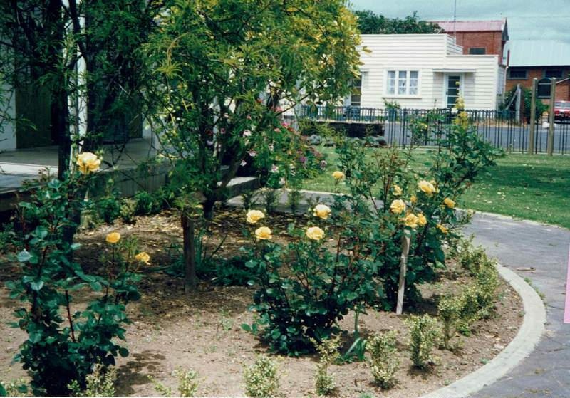 Photograph, Museum garden; Thames Museum; 1980s; 96.12b | eHive