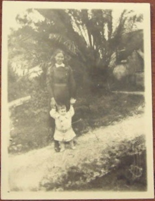 Photograph [Margaret Flood and baby]; c. 1910; XCH.1572