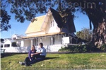 Photo: Colwyn and Kay Shortland in front of Russell Police Station 2003; 03/58