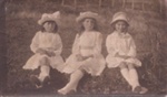 Photo: Doris Neumann, May and Phyll Boucher; 97/408