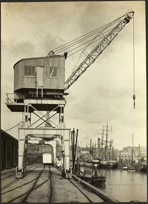Photograph: Crane, Auckland, date unknown.; Auckland Harbour Board. Engineer's Dept.; 2010.132.295