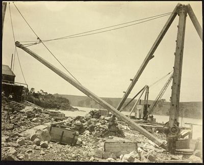 Photograph: Hand crane no. 2, Auckland Harbour Board quarry on Rangitoto Island, 1919.; Auckland Harbour Board. Engineer's Dept.; 2010.132.284