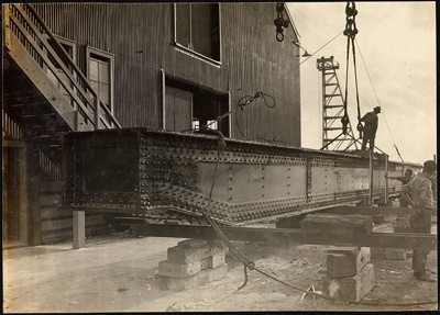 Photograph: Floating crane lifting inter-shed Queens Wharf, 1913.; Auckland Harbour Board. Engineer's Dept.; 2010.132.237