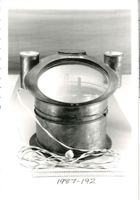 Dry steering compass in a binnacle; 1987.192