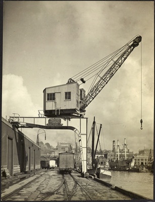 Photograph: Crane, Auckland, date unknown.; Auckland Harbour Board. Engineer's Dept.; 2010.132.298