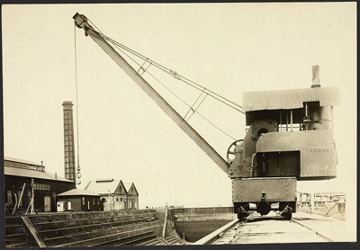 Photograph: 10 ton steam crane at Calliope Dock, date unknown.; Auckland Harbour Board. Engineer's Dept.; 2010.132.290
