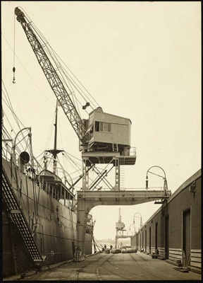 Photograph: Crane, Auckland, date unknown.; Auckland Harbour Board. Engineer's Dept.; 2010.132.304