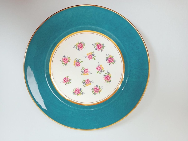 Dinner Plate - Ascot Green; Crown Lynn Potteries Limited; 1950s-1960s; 2016.48.120 Dinner Plate - Ascot Green; Crown Lynn Potteries Limited; 1950s-1960s; 2016.48.120