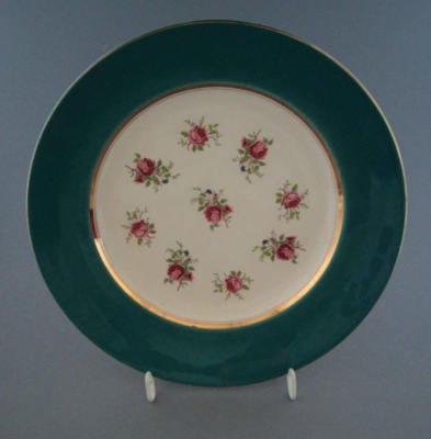 Cake plate - floral; Crown Lynn Potteries Limited; 1960-1969; 2009.1.1112