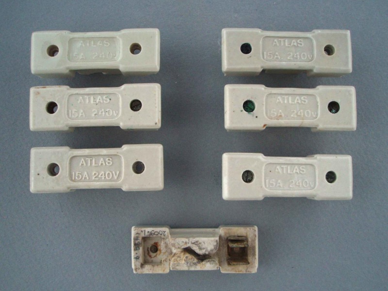 Oven fuse holders - Atlas; Crown Lynn Technical Ceramics Limited; 1940-1980; 2009.1.1498.1-7