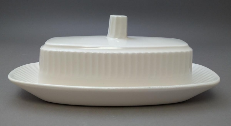 Butter dish and lid - Apollo; Crown Lynn Potteries Limited; 1970-1975; 2016.48.57