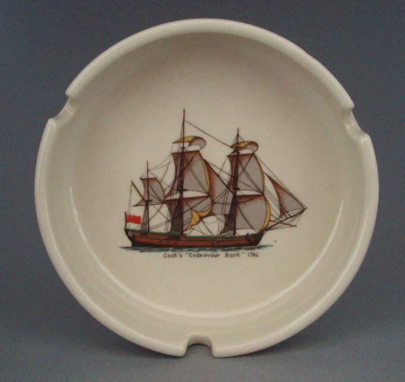 Ashtray and box; Crown Lynn Potteries Limited; 1980-1985; 2008.1.2479.1-2