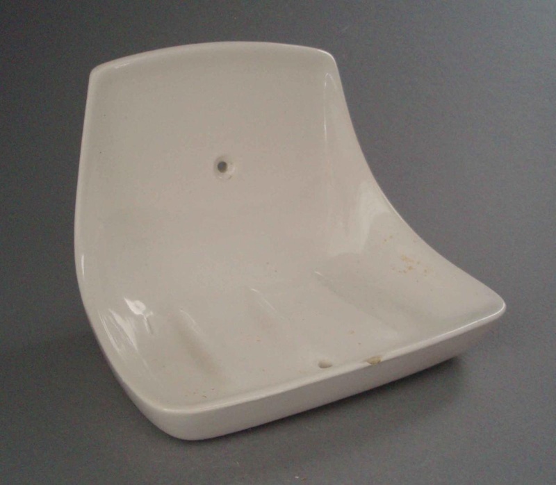 Soap holder; Crown Lynn Technical Ceramics Limited; 1968-1988; 2008.1.1337