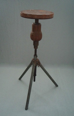 Banding wheel and tripod; Crown Lynn Potteries Limited; 1950-1980; 2009.1.1280