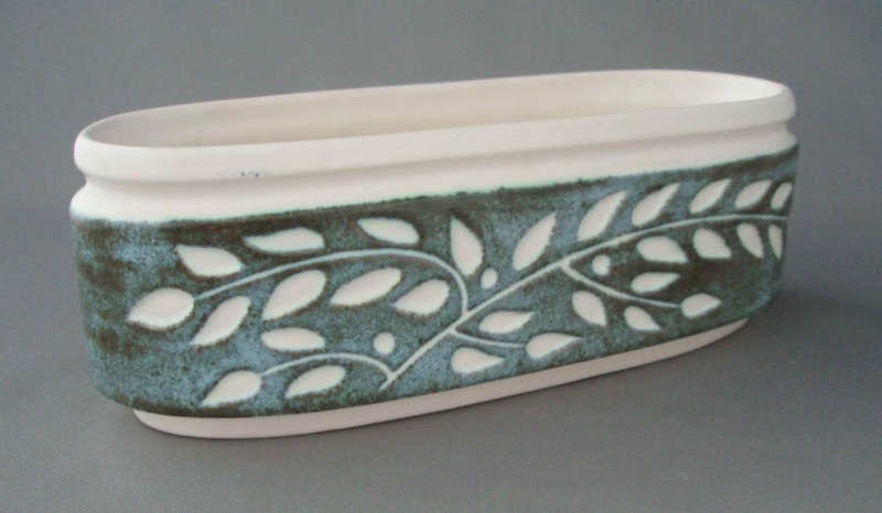 Trough - leaf spray; Crown Lynn Potteries Limited; 1965-1979; 2008.1.478