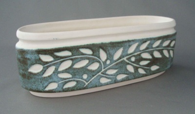 Trough - leaf spray; Crown Lynn Potteries Limited; 1965-1979; 2008.1.478