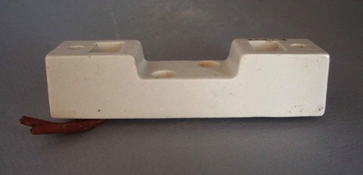 Electrical fixture; Crown Lynn Technical Ceramics Limited; 1960-1980; 2010.1.16