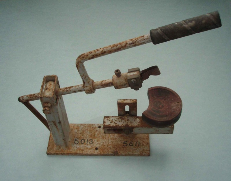 Clip cutter; Crown Lynn Potteries Limited; 1967-1980; 2009.1.1181