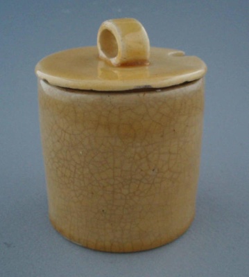 Honey pot and lid; Crown Lynn Potteries Limited; 1941; 2009.1.255.1-2