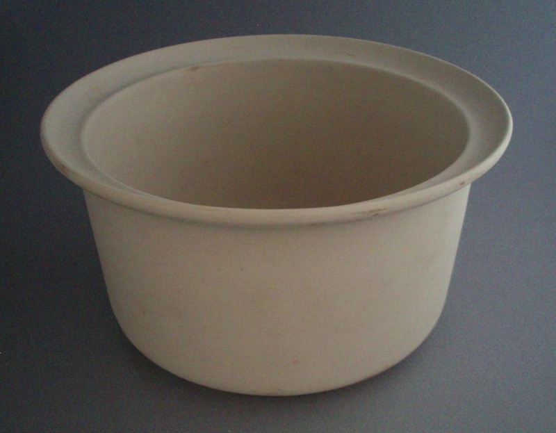 Casserole - bisque; Crown Lynn Potteries Limited; 1979-1989; 2009.1.86 Casserole - bisque; Crown Lynn Potteries Limited; 1979-1989; 2009.1.86