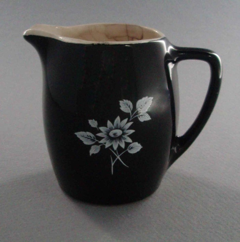 Cream jug; Crown Lynn Potteries Limited; 1963-1975; 2008.1.910 Cream jug; Crown Lynn Potteries Limited; 1963-1975; 2008.1.910