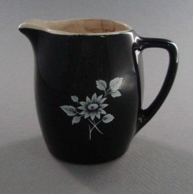 Cream jug; Crown Lynn Potteries Limited; 1963-1975; 2008.1.910