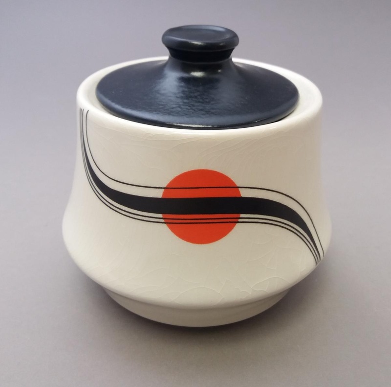Sugar bowl and lid - Nova pattern; Crown Lynn Potteries Limited; 1982-1987; 2016.48.8
