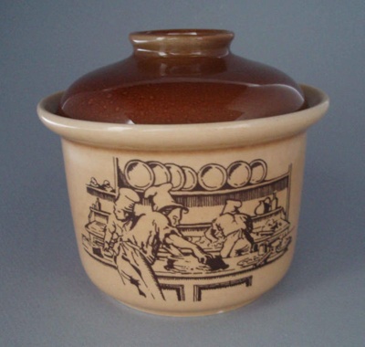 Casserole and lid - bakehouse; Crown Lynn Potteries Limited; 1979-1989; 2008.1.1059.1-2