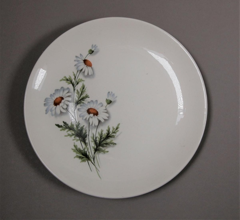 Side Plate - Shasta Daisy; Crown Lynn Potteries Limited; 1962-1970; 2016.48.22