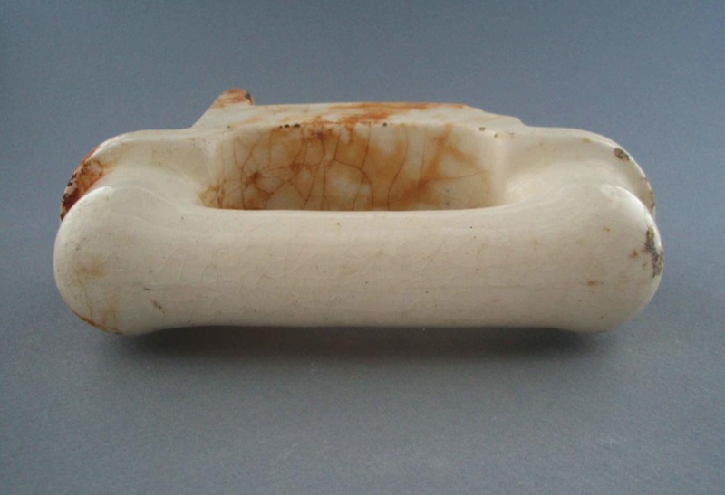 Cutout handle; Crown Lynn Technical Ceramics Limited; 1930-1970; 2009.1.1483