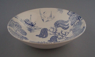 Bowl - Willow pattern; Crown Lynn Potteries Limited; 1968-1980; 2008.1.1927