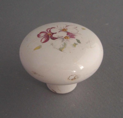 Cupboard or door handle - floral; Crown Lynn Potteries Limited; 1975-1989; 2009.1.2001